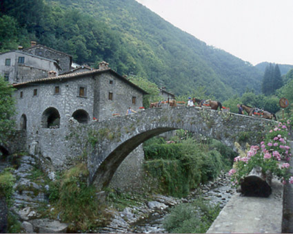  Ponte medievale in Toscana