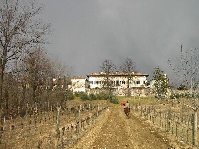 La villa de Carvalho con un cielo temporalesco